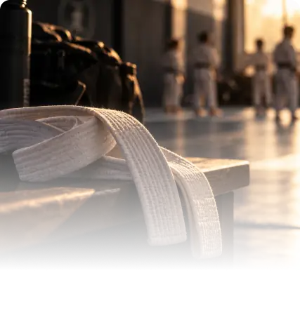Faixa de artes marciais sobre um banco no dojo