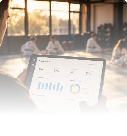Visão dos indicadores da escola em um tablet ao lado do tatame
